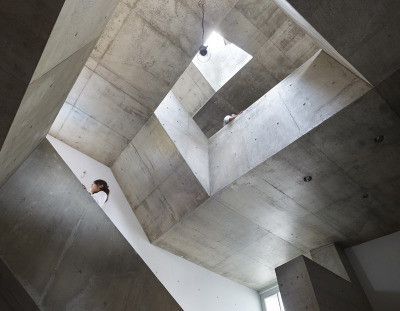 archilovers:<br /><br />A house with beautiful light and rich spatial meanings<br />Find more at: http://bit.ly/1j1yMza<br />House in Nishiochiai, Shinjuku, Japan by Suppose Design Office<br />