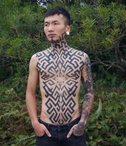 By Wa Wong, done at S T Tattoo HK, Hong Kong.... tribal;neotribal;torso;huge;wawong;op art;facebook;blackwork;twitter