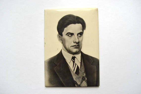 Mayakovsky doesn’t think it’s funny. Mounted photo print of Vladimir Mayakovsky, 1960s
Listed on Etsy: http://ift.tt/2oep6Ql