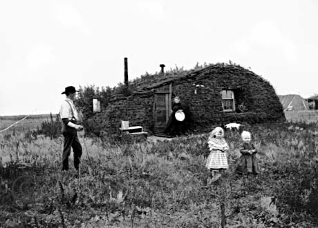 Settlers in the Midwest built dirt houses to survive. This photo was taken in North Dakota in 1898. [460x331] Check this blog!