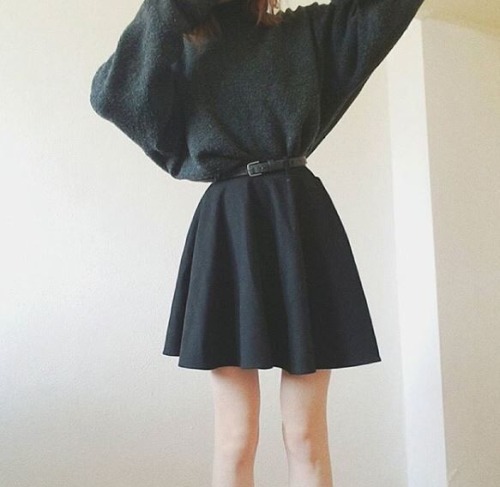 sugaryxangel:pleated skirt thinspo