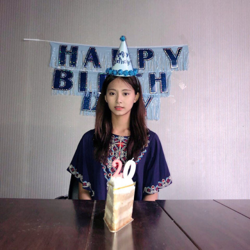 team-twice:올해 생일도 많은 축복을 받아서 너무 기뻤어요. 여러 나라에 계신 원스들의 마음도 다...