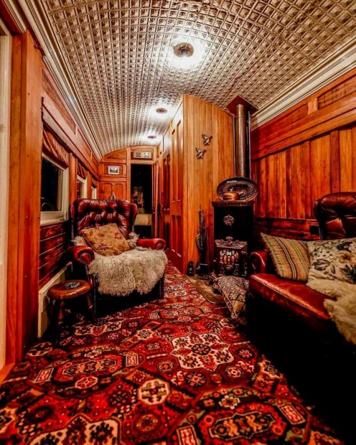 utwo: Old Railway Carriage © living big in a tiny house 