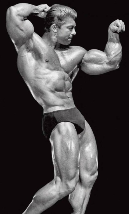 ultraclassicbodybuilders:Larry Scott