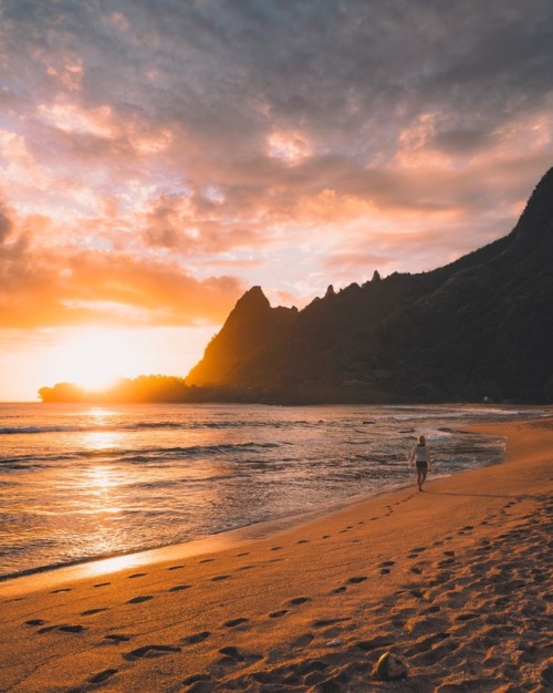 erubes1:Sunset walks in KauaiFollow me:...