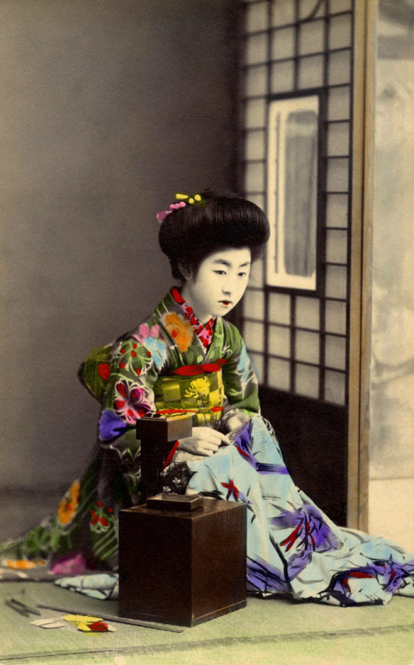Haribako Tansu - Sewing Box 1910s (by Blue Ruin1)
“ A hand-coloured postcard of a Hangyoku (Young Geisha) sewing a kimono, next to a haribako tansu or Japanese sewing box.
”