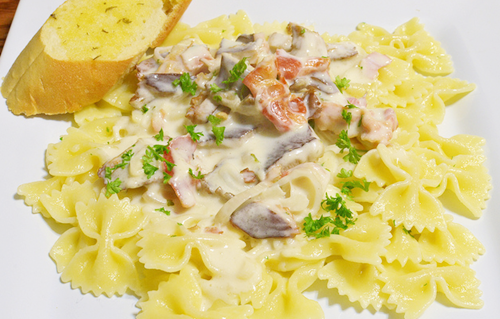 pasta garlic bread mushrooms pancetta cream sauce savoury food meal posted food porn food photography photography yummy delicious