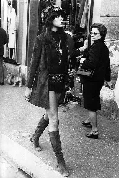 La mitica Nadia Cassini a passeggio per le vie di Roma nel 1972