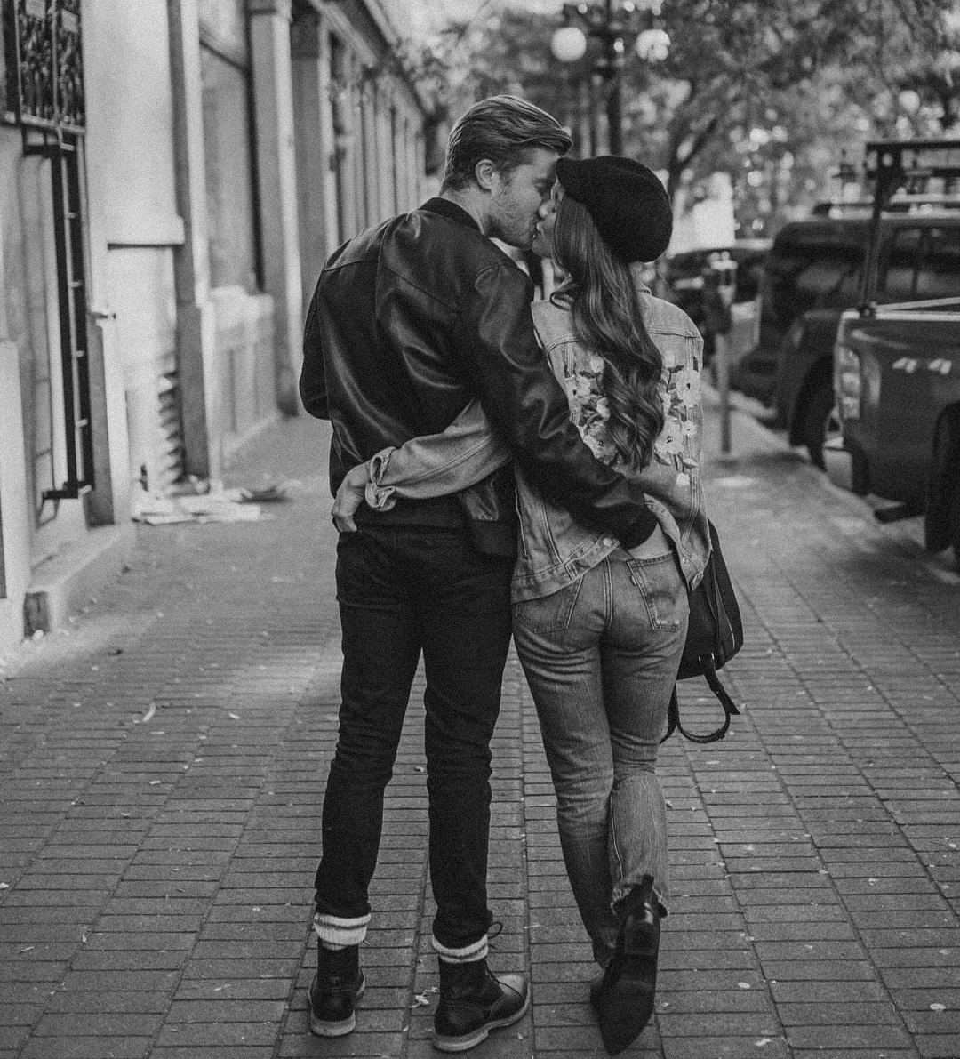 Парень целуется на улице. Поцелуй на улице. Целуются на улице. Поцелуи на улице с девушкой. Влюбленные целуются на улице.