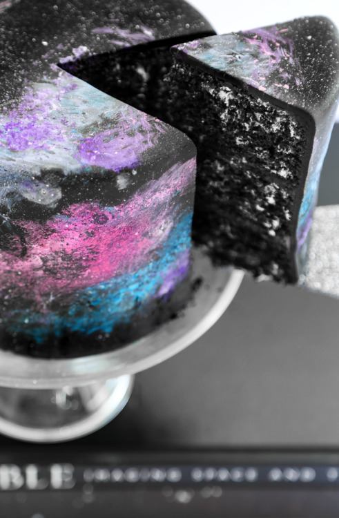 sweetoothgirl:BLACK VELVET NEBULA CAKE