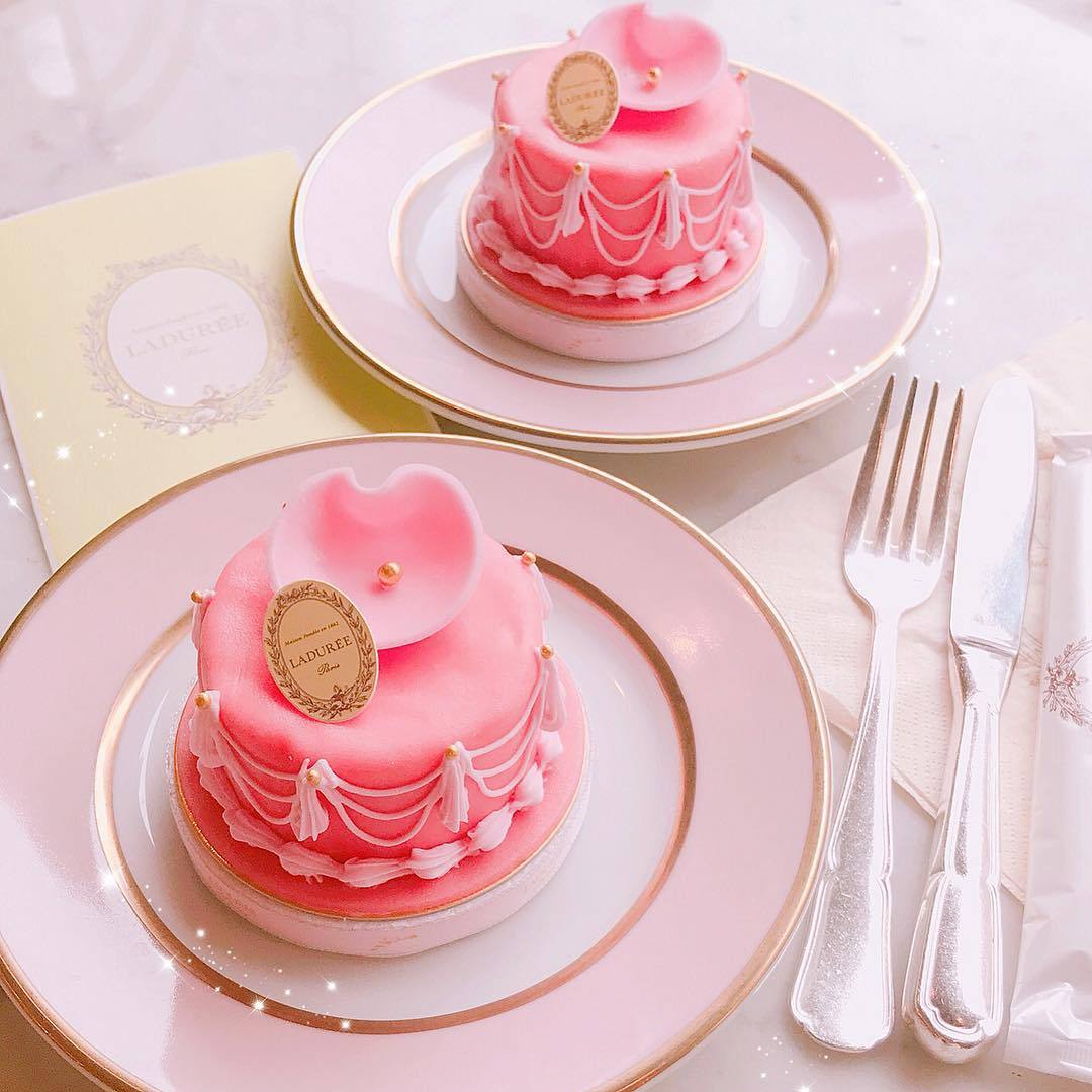 Десерт с розовым декором