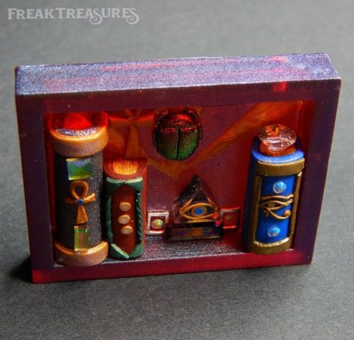 sosuperawesome:Glow-in-the-Dark Crystal Shelf BroochesFreak...