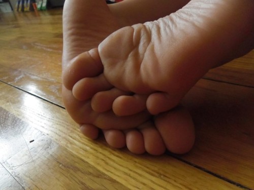 baileyhotchick:Foot fetisj and female foot fetishRicos mmmmn