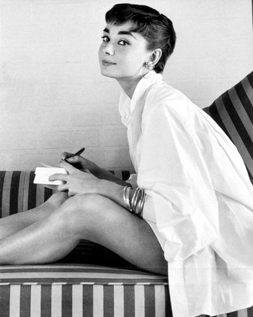 wehadfacesthen:Audrey Hepburn, 1954