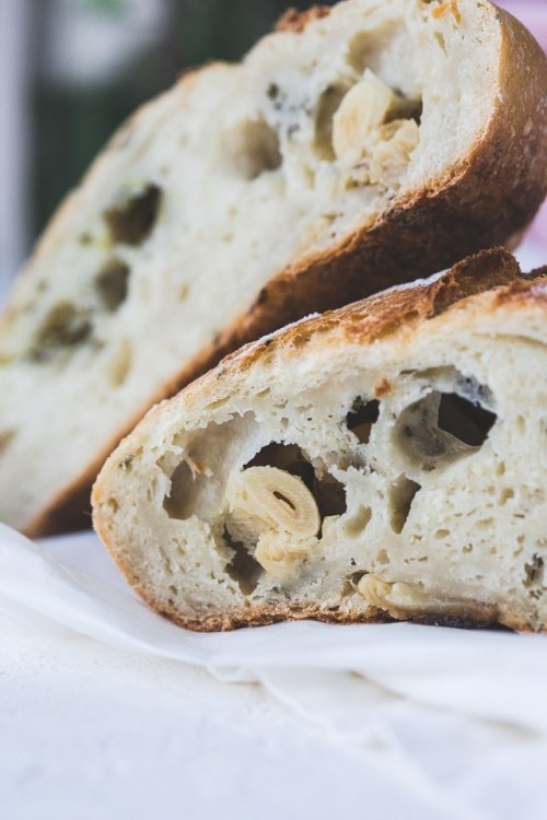 savorytoothgirl:Herby Garlic Bread