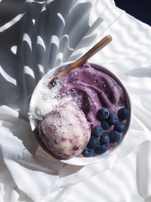 elyse-lauthier:
“ I just can’t get enough of grape sorbet! here’s another angle. This bowl consisted of literally only 3 things! Blueberries, banana, and grape! 4 if you count the coconut on top ☺️🍦
”