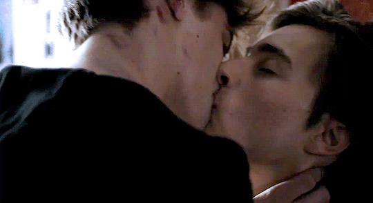 Лукас и Эллиот поцелуй. Аксель и Максанс поцелуй. Лукас и Эллиот постельная сцена. Стыд фф