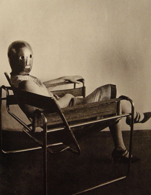 kirgiakos:
“ Erich Consemüller - Untitled, c. 1926
Woman in B3 club chair by Marcel Breuer, mask by Oskar Schlemmer
Private collection / Photo © Estate of Erich Consemüller
”