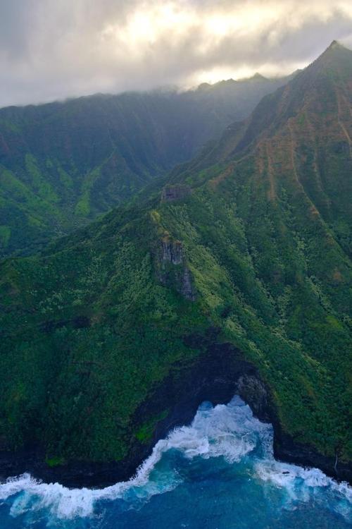 earthporn:
“The Colors of Kauai [2000 × 3000] [OC] by: barksdale_org
”
💆🏾‍♂️