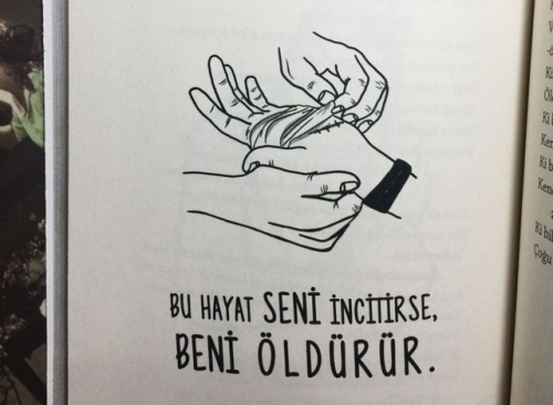 Öyle sert de değilim eğer gülseniz gülümserim.