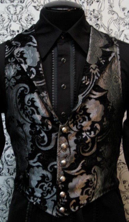 thecoilsoftheuniverse:opens-at-nightfall:Decadent brocades,...