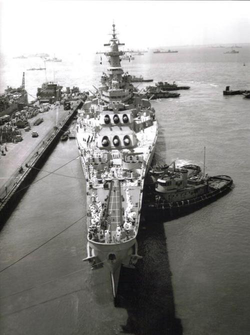 blogmachineimages:USS Missouri (BB-63) returns home from the...