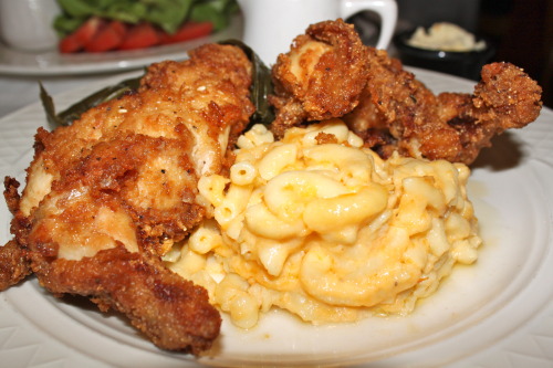 yummyfoooooood:Chicken with Mac & Cheese