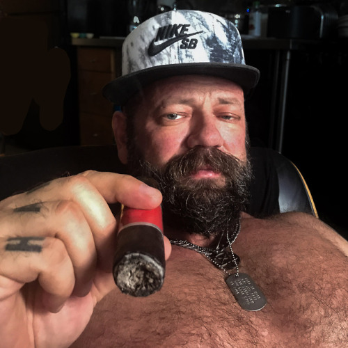 cigarbearblr:mmm, very handsome man.