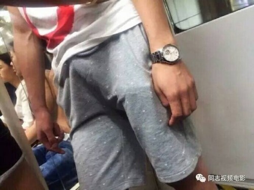 boisftw:ahjaigay:靚仔地鐵被女友調戲That bulge