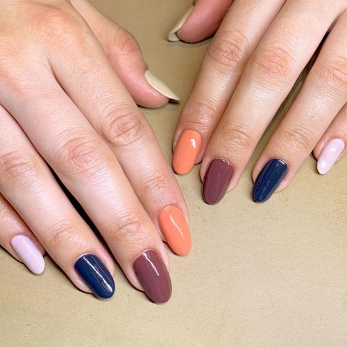 I am OBSESSING over this fall color mix mani @shaydizaye and I...