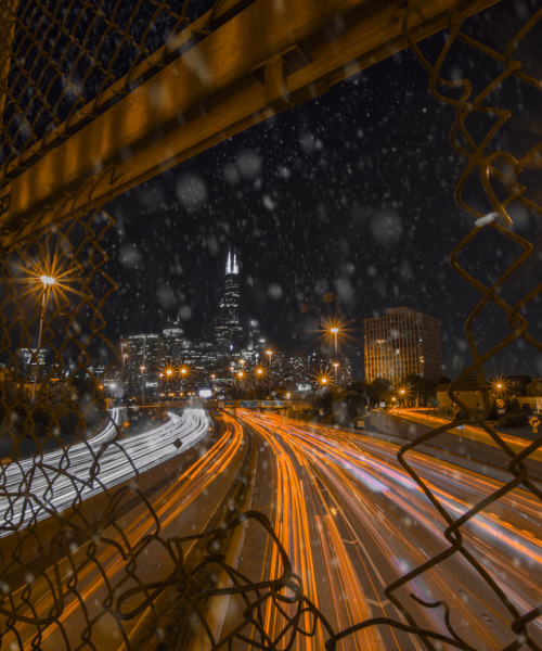 theskylinesblog:Snowy ChicagoPhoto by Graham Louthan.