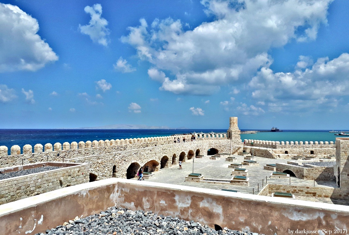 BalkanViator - Koules Castles (or previously known as Rocca a Mare, meaning  Sea Fortress) was built as a powerful fortress to protect the port of  Heraklion. However, in 1669, the Turks occupied