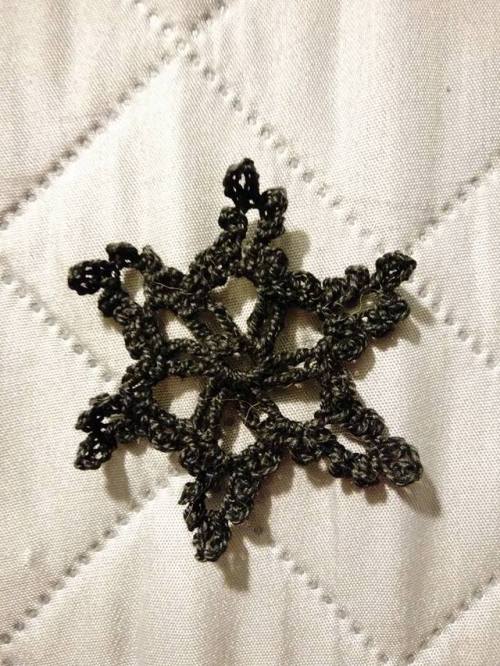 nerdyknitted:simple snowflakes :)