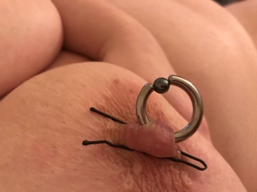 lust-sub:Nippelplay…. mit Haarklemmen!Mal schauen wie es nach...