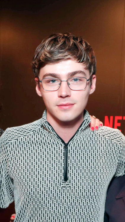 lockxzs:Miles Heizer lockscreens•Screenshot the...