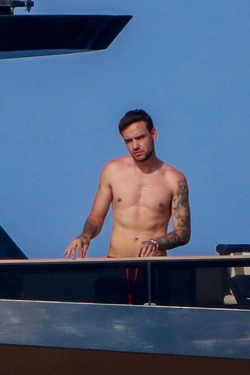 thedailypayne:Liam on a yacht with friends in Cannes, France -...