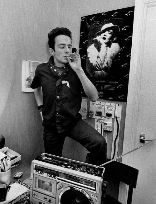 theimpossiblecool:Strummer. 