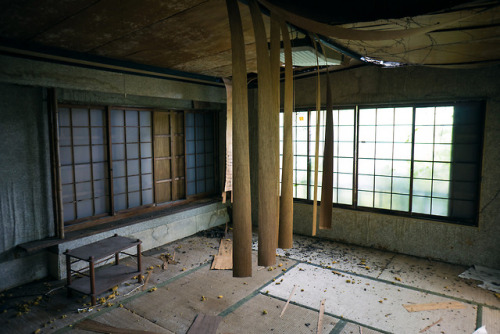 elugraphy:タイル風呂の旅館Abandoned old inn with tile bath.