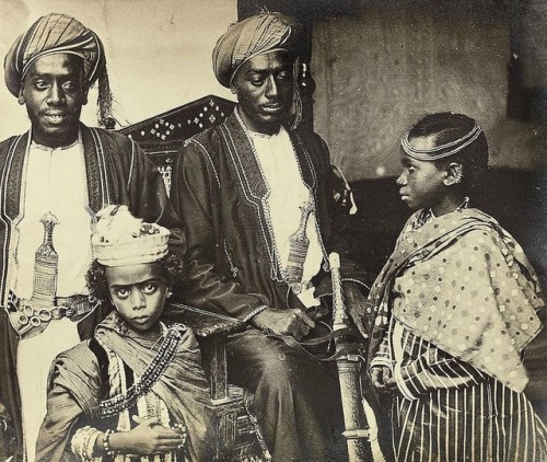 binti-mombasa:Swahili merchants and children. Photo by: Dr...