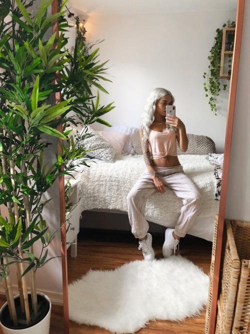 bedroom bohemian whitebedroom bigmirror furrycarpet