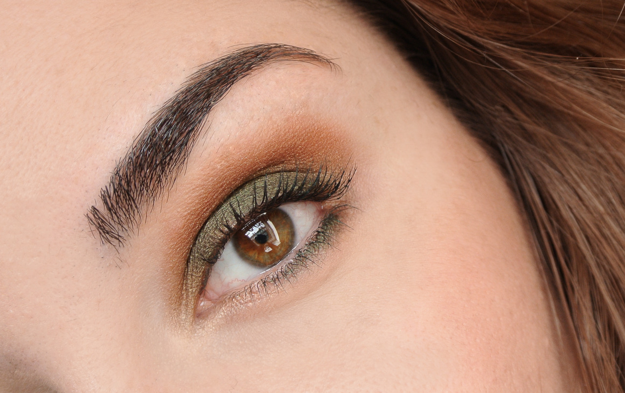 chanel blurry green eyeshadow