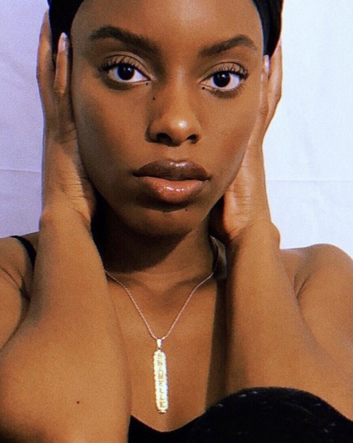 model blackgirlmagic lipgloss visualart thoughts Aestheitcs makeup rihanna natural makeup