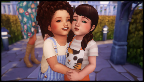 simxiety:emy’s lil family! his wife ashely and their tots paula...