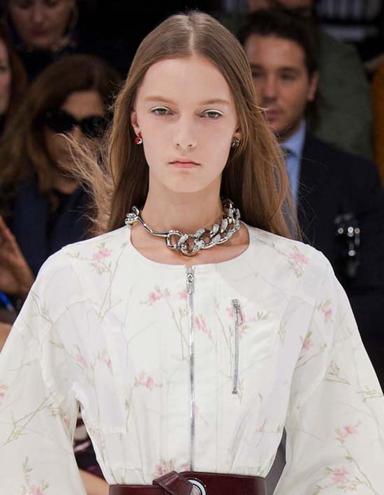 Trendy Jewelry style for SS 2015: Chain Collar.