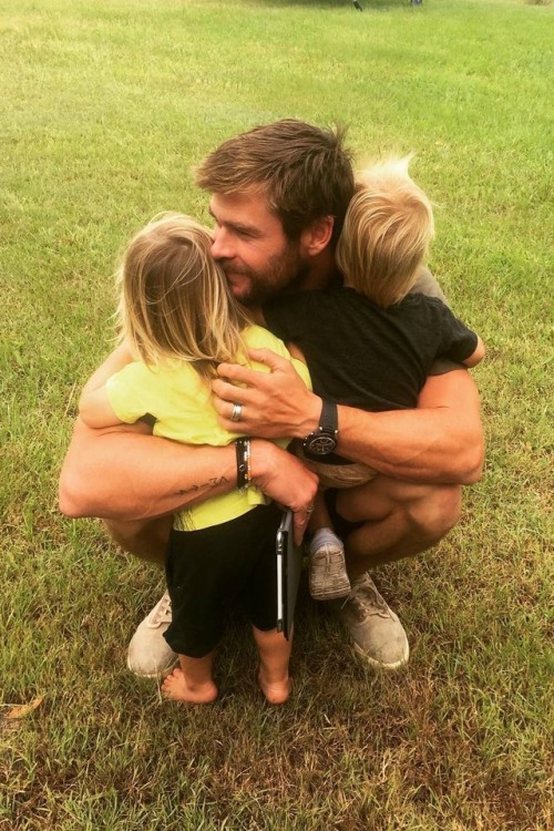 hookedonhemsworth:Every child deserves a devoted dad like Chris...