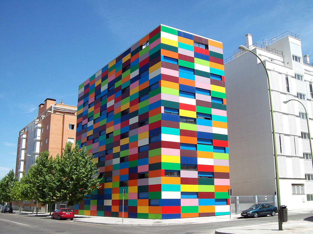 Carabanchel 24 (Madrid)
Este colorido edifico de 18 viviendas de protección oficial (VPP) es obra del arquitecto Rafael Cañizares Torquemada, quien para diseñarlo se inspiró en el pintor suizo Paul Klee y su obsesión por el color, habiéndose llamado...