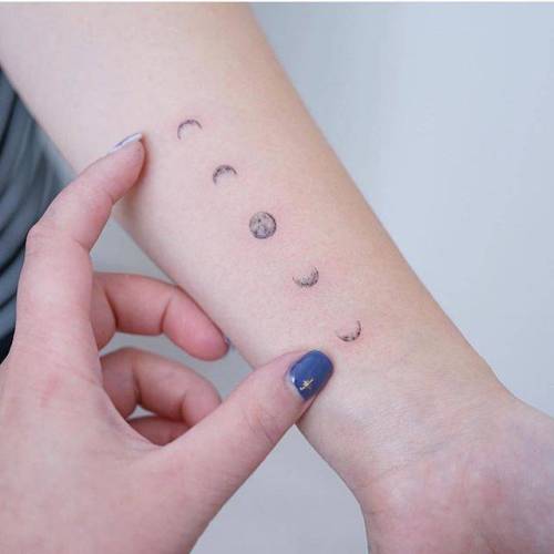 By Tina Choi, done at Mini Tattoo, Hong Kong.... small;moon phase;astronomy;single needle;tiny;tinachoi;ifttt;little;moon