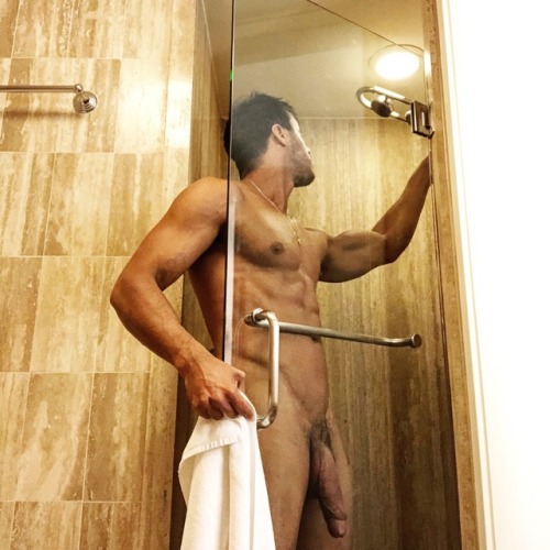 diegorbarros:Shower time...