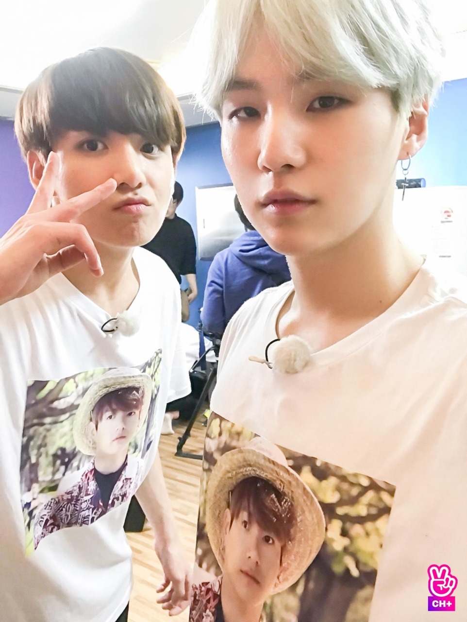 Selfie Jungkook dan Suga BTS.