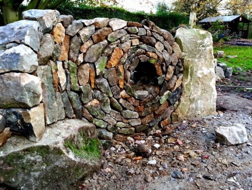 jedavu:Bricklayer Transforms Stone into Hypnotically Detailed...